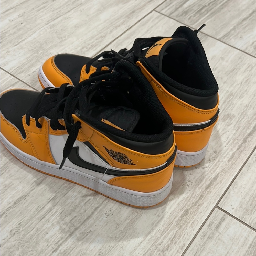 Air Jordan 1 Athletic Shoes Black and Yellow